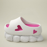 Heart Me™ | Chinelos Cloudy com formato de coração divertido